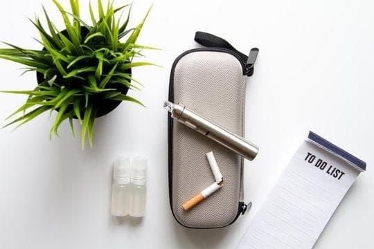 E-cigareta health alert - what are the dangers of e-cigarettes according to new research